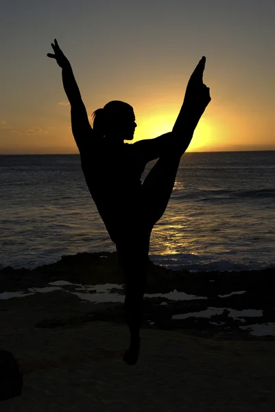 Siljouette d'une femme faisant du yoga main étendue à gros orteil pose U — Photo