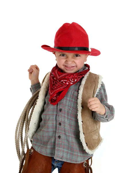 Lindo niño vaquero sonriendo sosteniendo una cuerda con un sombrero rojo — Foto de Stock