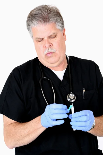 Mature medical doctor preparing syringe — Stock Photo, Image