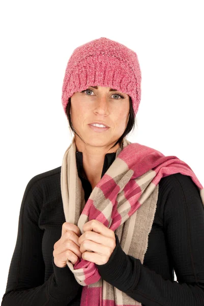 Hübsche brünette Frau mit ernstem Gesichtsausdruck trägt rosa Hut — Stockfoto