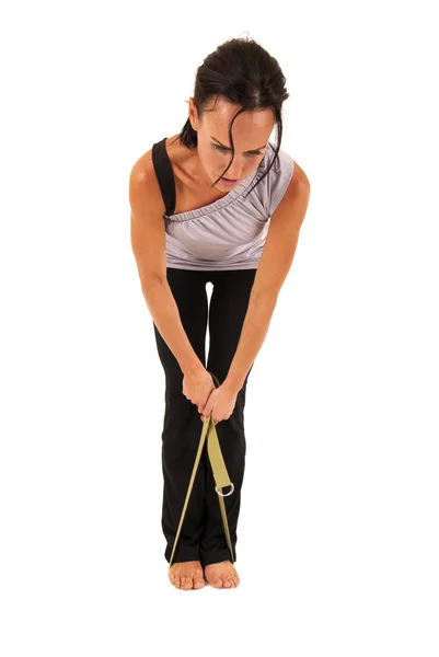 Jolie femme brune portant lavande faisant de l'exercice avec résistance — Photo