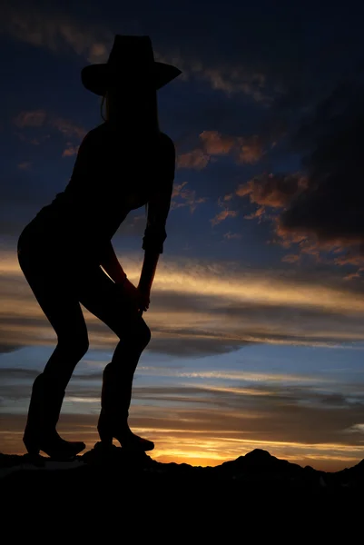 Silhueta de vaqueira com um pôr do sol no fundo — Fotografia de Stock