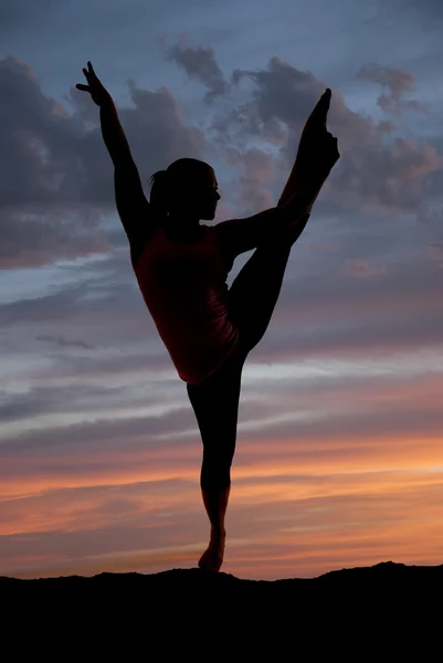Привлекательный женский силуэт модели йоги на закате — стоковое фото