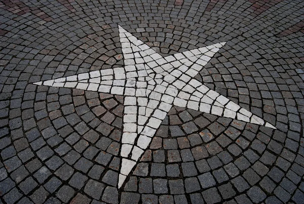 Фон городского тротуара с белой звездой в кирпичном рисунке — стоковое фото