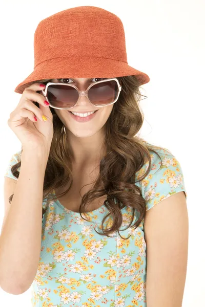 Modelo feminino bonito usando chapéu laranja e óculos de sol — Fotografia de Stock