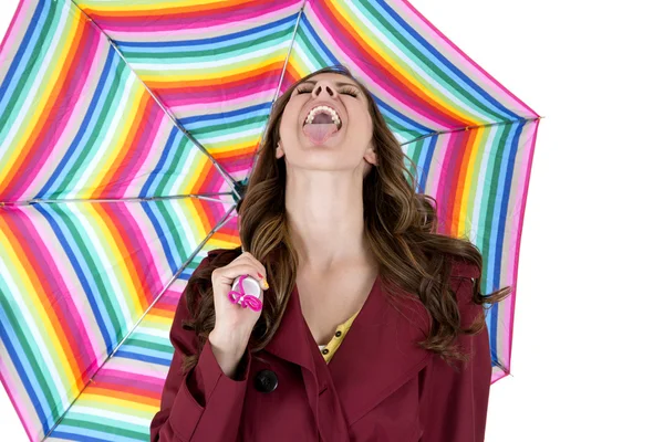 Kvinna med paraply fånga regnet med tungan — Stockfoto