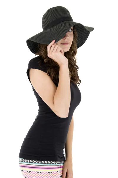 Onun siyah şapka altında bakan sevimli utangaç kadın modeli — Stok fotoğraf