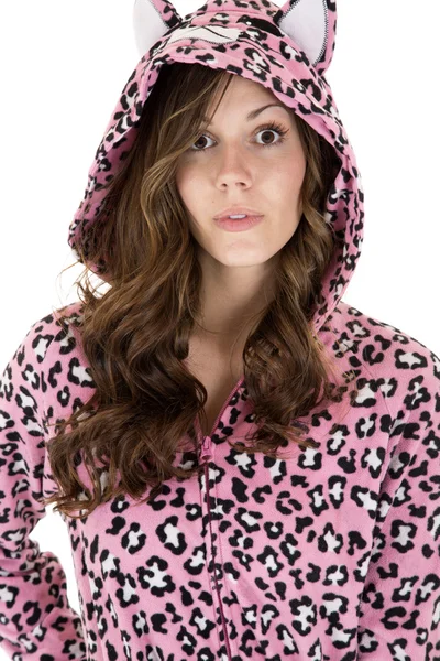 Leopar pijama giymiş güzel kadın modeli — Stok fotoğraf