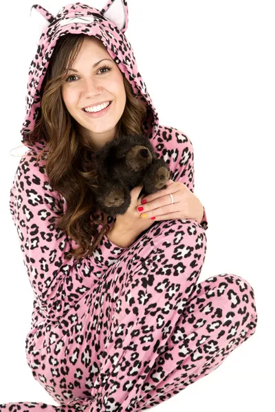 Weibliches Modell im rosafarbenen Leoparden-Pyjama — Stockfoto