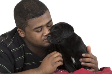 Afro-Amerikan erkek model Siyah labrador yavru köpeği sevmek