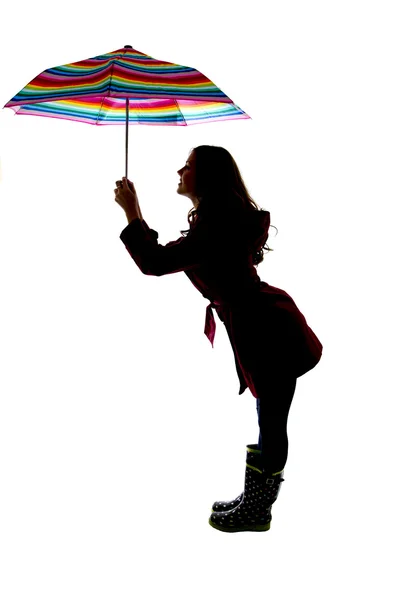 Silhouette pose mignonne d'une femme tenant un parapluie coloré — Photo