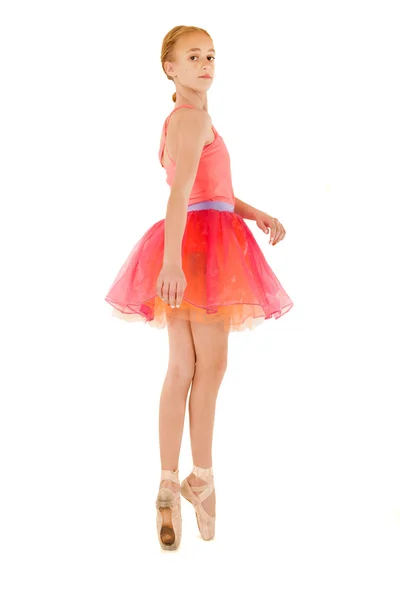 Jeune ballerine femelle sur pointe portant une tenue rose — Photo