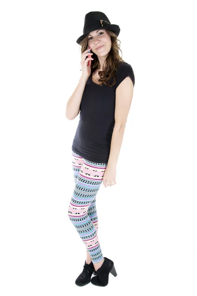 Attraktiv kvinna talar i sin mobiltelefon i färgglada leggings — Stockfoto