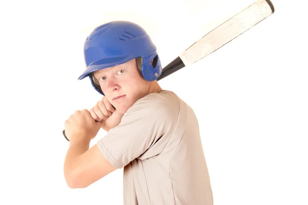 Joueur de baseball caucasien expression ciblée portant un casque — Photo