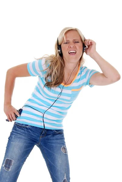 Mujer escuchando música desde sus auriculares de teléfono celular — Foto de Stock