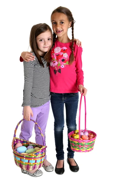 Dos lindas chicas jóvenes abrazándose sosteniendo cestas de Pascua —  Fotos de Stock