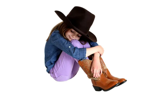 Vaquera cortada con las rodillas arriba durmiendo en su gran sombrero — Foto de Stock