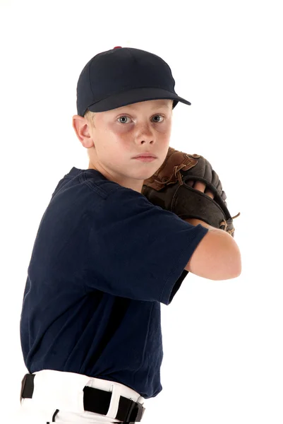 年轻棒球选手准备把球扔到 — 图库照片
