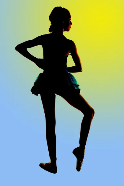 Σιλουέτα του ένα νέο ballerina ποζάρει με μπλε και κίτρινο πίσω — Φωτογραφία Αρχείου