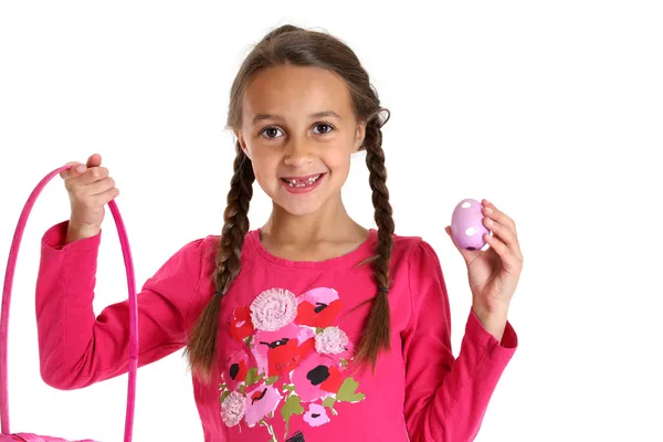 Ung flicka håller hennes påsk korg saknas två framtänder — Stockfoto