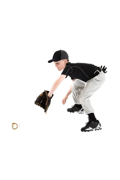 Kaukasische jongen vangen een honkbal met mitt achterkamertjes — Stockfoto