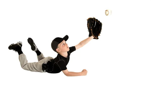 Jovem jogador de beisebol mergulho para fazer uma captura incrível — Fotografia de Stock