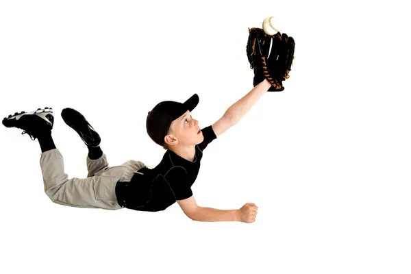 Młody baseballista nurkowanie złapać piłka latać — Zdjęcie stockowe