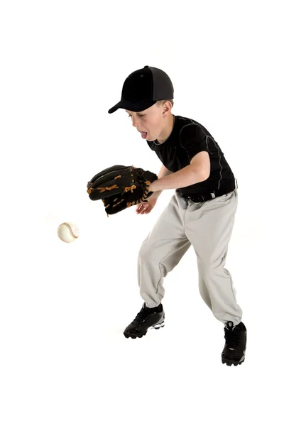 Jovem jogador de beisebol caucasiano backhanding uma bola de chão — Fotografia de Stock