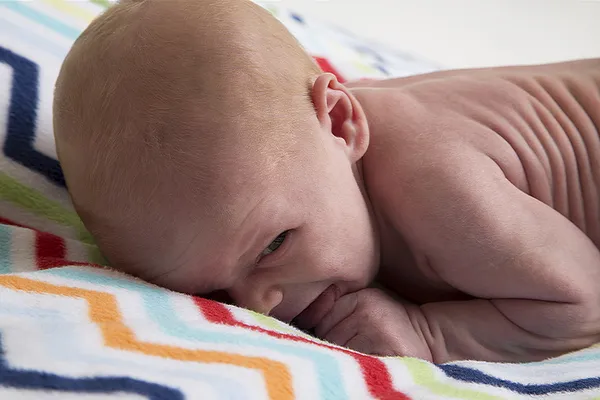 Newborn baby boy on a blanket with wrinkled skin — Stock Photo, Image