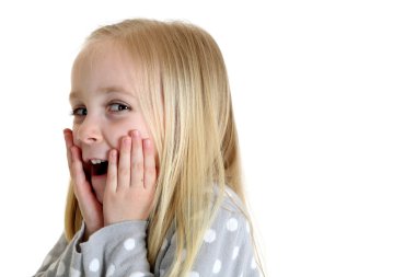 Kız şaşırmış bir ifadeyle yanaklarda eller