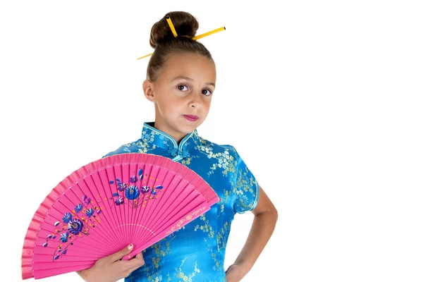 Mladá dívka oblečená v orientální šaty držící ventilátor — Stock fotografie