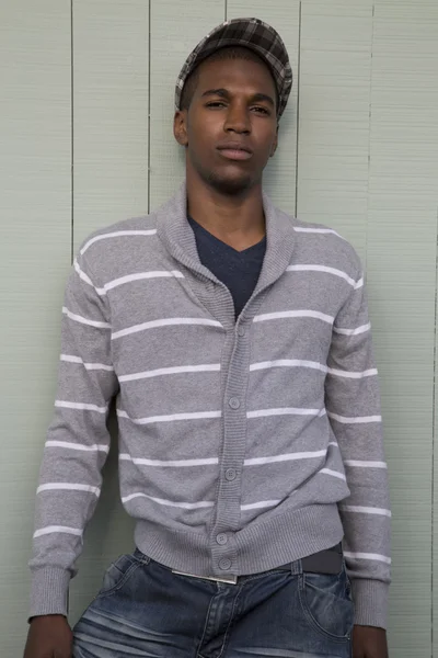 Afrikanska amerikanska manliga modell porträtt mot grönt trä vägg bac — Stockfoto