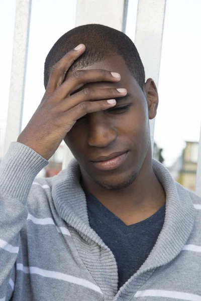 Modelo masculino afroamericano mano sobre cabeza pensando o reflexionando —  Fotos de Stock