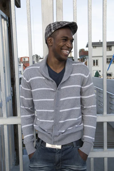 Beau modèle masculin afro-américain riant portrait extérieur — Photo
