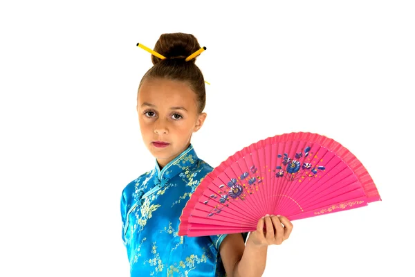 Krásná dívka, která nosí asijské oblečení drží růžové ventilátor — Stock fotografie