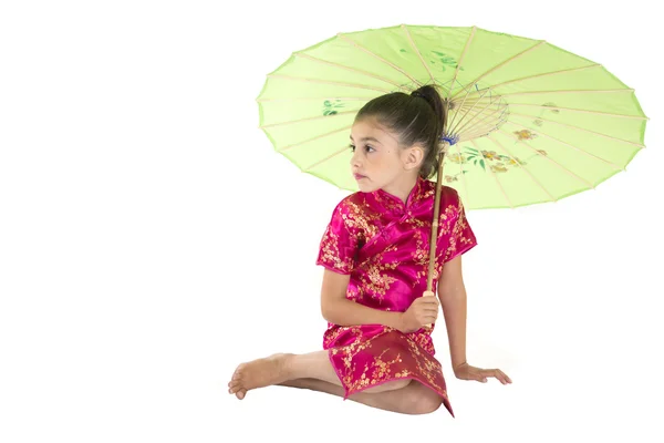 Sevimli kız şemsiye altında oturan Asya elbise — Stok fotoğraf