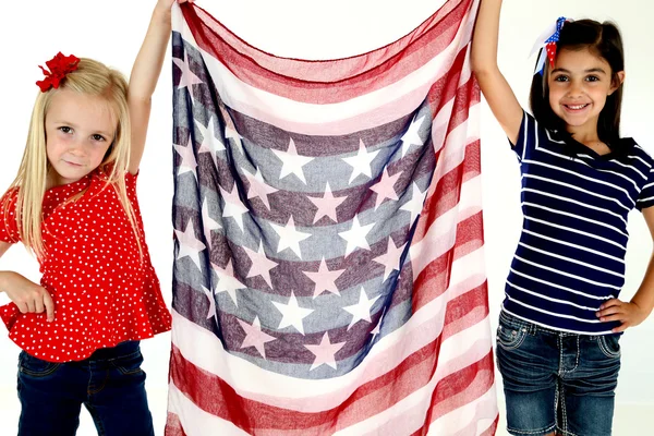 Söta patriotiska tjejer hålla en amerikansk flagga halsduk — Stockfoto