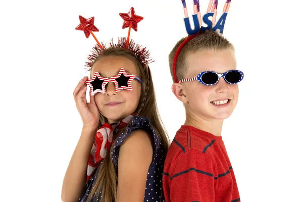 Lieve jongen en meisje dragen van een schattige patriottische zonnebril — Stockfoto