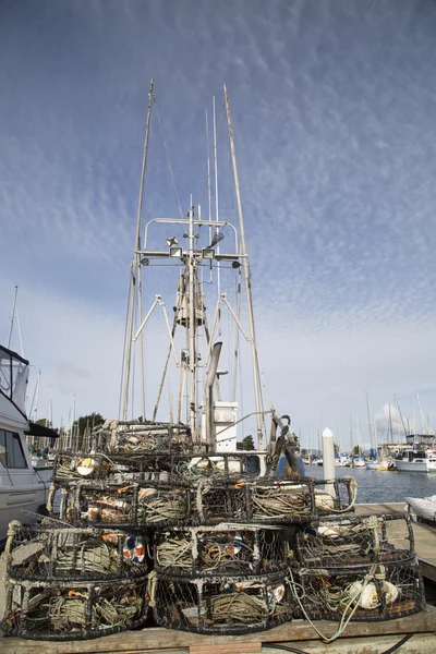 Stora fiskebåt lastad med fiskeredskap i hamnen — Stockfoto