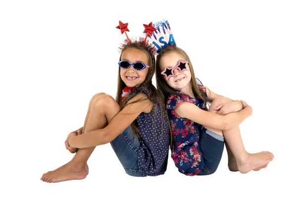 Дарлінг США вітчизняної дівчаток сидячи відсутні передні зуби посміхаєтьсяDarling VS patriottische meisjes zitten ontbrekende voortanden glimlachen — Stockfoto