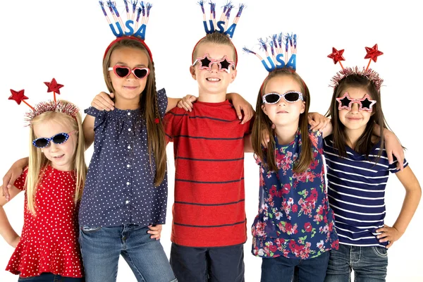 Vijf patriottische kinderen permanent arm in arm glimlachen — Stockfoto