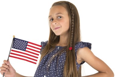 bir Amerikan bayrağı gülümseyen tutan şirin esmer kız