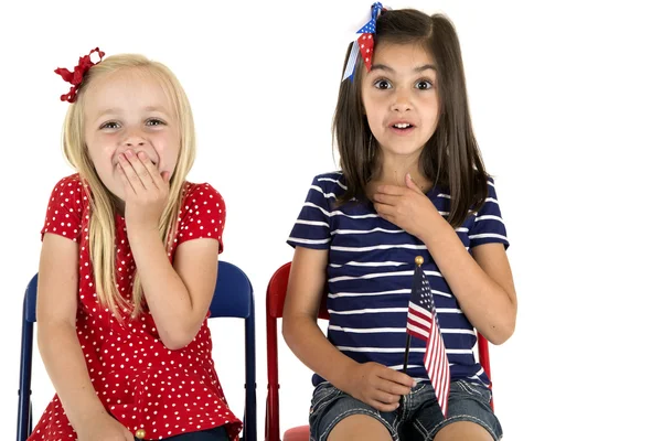 Patriotyczne dziewcząt gospodarstwa amerykańską flagę z śmieszne odczuwaj twarzy — Zdjęcie stockowe