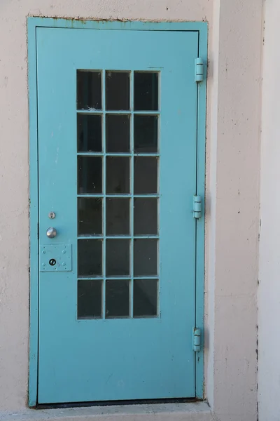 Porta azul rústico com maçaneta de prata — Fotografia de Stock
