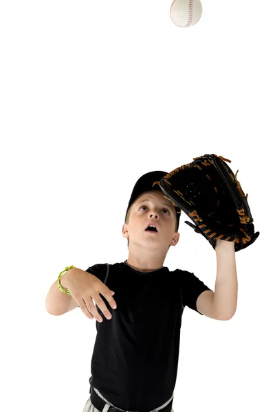 어린 소년 야구 선수는 야구를 잡기에 초점을 맞춘 — 스톡 사진
