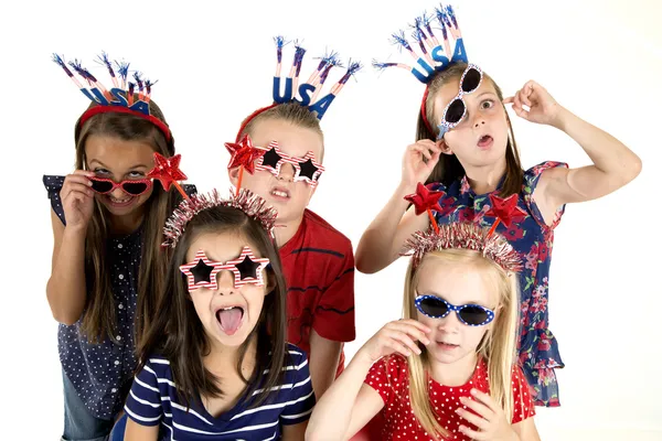 Cinco primos vestidos patrióticos siendo tontos con expresión divertida —  Fotos de Stock