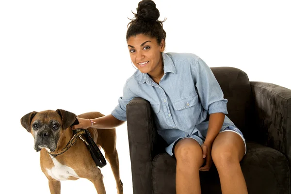 Ładny dziewczyna siedzi na krześle z jej pies bokser obok niej — Zdjęcie stockowe