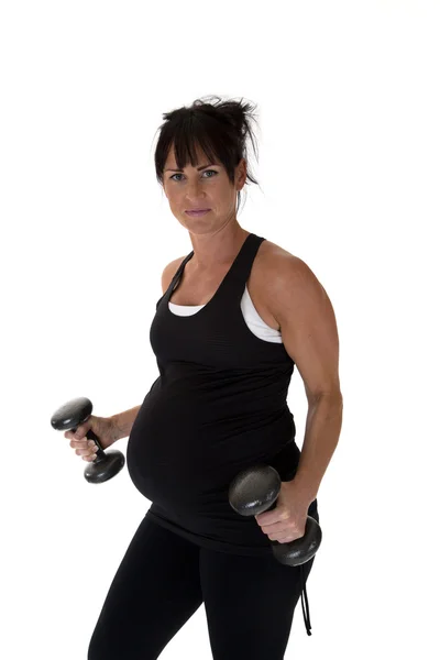 Instructor de fitness embarazada levantando pesas feliz durante el entrenamiento — Foto de Stock