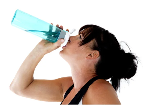 Aantrekkelijke vrouwelijke training trainer drinkwater uit de fles — Stockfoto