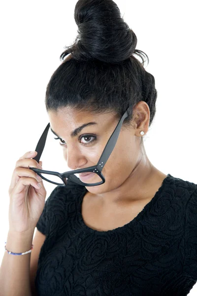 Attraktiva sydasiatiska tonåring tjej att ta bort hennes stora svarta glasögon — Stockfoto